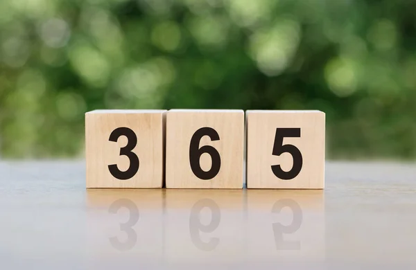 Tahta bloklara yazılmış 365 metin. 365 Yeni Gün