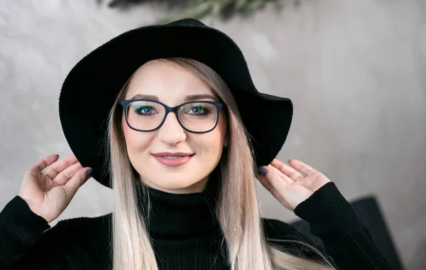 Retrato Moda Uma Jovem Bonita Que Segura Chapéu Com Mãos — Fotografia de Stock