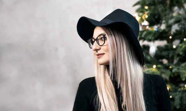 Retrato Uma Bela Mulher Loira Vestido Ouro Véspera Ano Novo — Fotografia de Stock