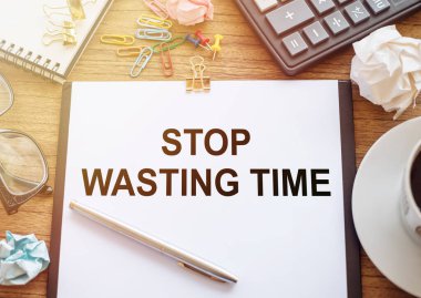 Masadaki ofis kağıdıyla vakit kaybetmeyi bırak. Verimliliği ve verimliliği artırmak için saatleri ve dakikaları daha iyi yönetmenize yardımcı olacak motive edici harfler.