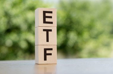 ETF, Exchange Traded Fund, hisse senedi piyasasında ticaret yapabilen gerçek zamanlı yatırım fonu, ETF kelimesinin alfabeyle oluşturulduğu küp tahta blok