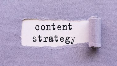 Metin İçeriği stratejisi yırtık leylak kağıdında beyaz arkaplana karşı görünür