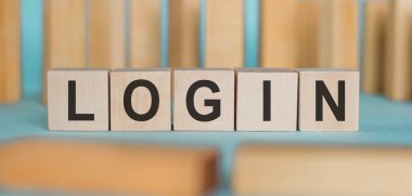 Ahşap arkaplanda tahta bloklara yazılmış LOGIN sözcüğü.