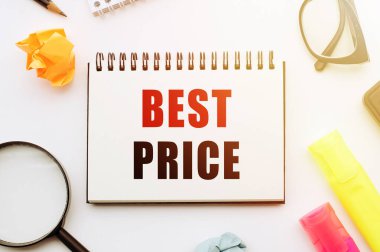 Kelime yazma En İyi Fiyat Ofis masasında defter üzerinde