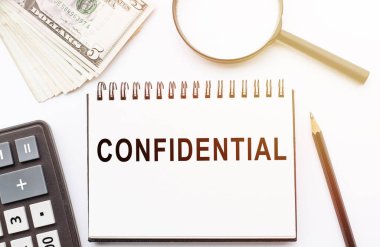 Ofis masasındaki defterde 