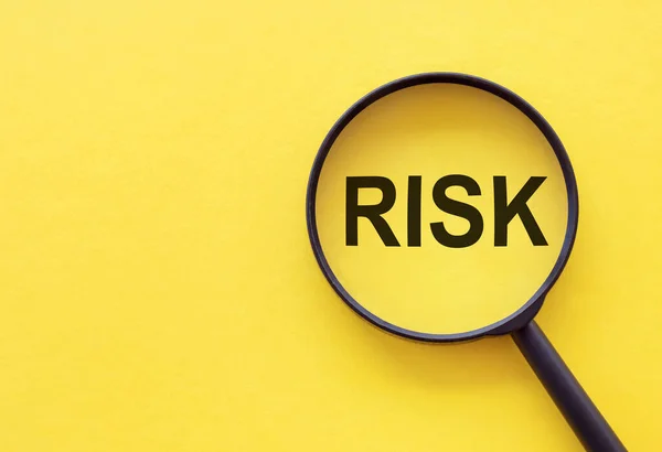 Het Woord Risk Staat Geschreven Een Vergrootglas Een Gele Achtergrond — Stockfoto