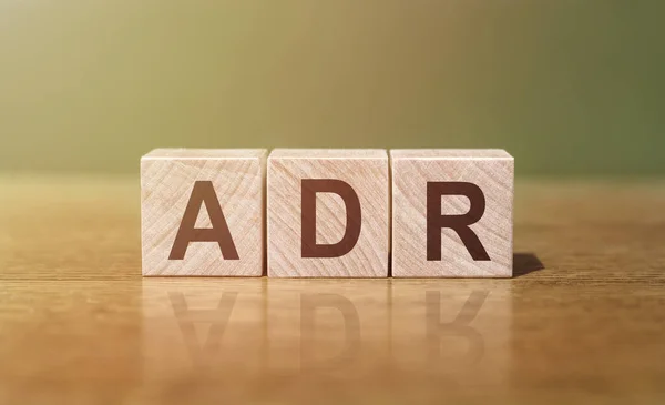 ADR (Adverse Drug Reaction 'ın kısaltması) tahta bir masadaki tahta bloklara yazılmış. Tıbbi konsept.