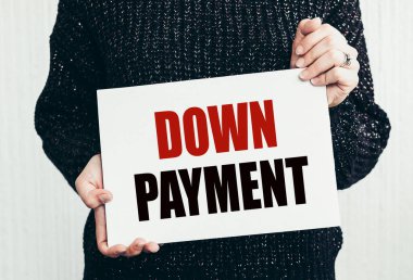 Kart tutan kız Kart Düşük Ödemeli, iş konsepti resmi