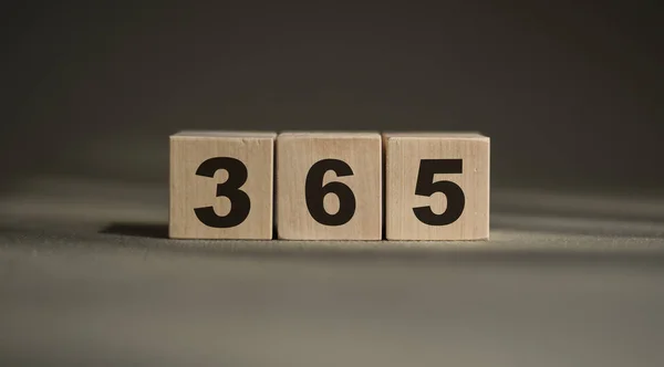 Tahta küplere 365 nolu metin. Yeni yılda 365 fırsat. Kavram