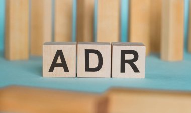 ADR kısaltması (Adverse Drug Reaction) açık mavi arkaplana karşı tahta bloklara yazılmıştır. Tıbbi konsept.