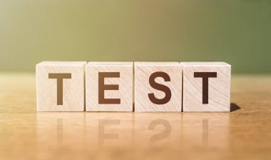 Tahta küplerin kelime testi bir masada, güzel bir arka planda.