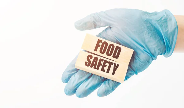 Médico Segura Cubos Madeira Sua Mão Com Texto Segurança Alimentar — Fotografia de Stock