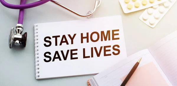 Bloco Notas Médico Com Texto Stay Home Lives Mensagem Global — Fotografia de Stock