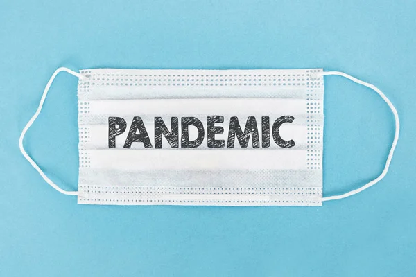 Медицинская Маска Пандемическим Текстом Синем Фоне — стоковое фото