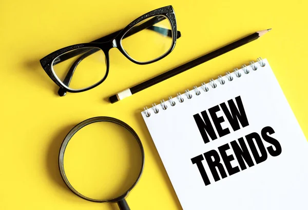 Texto New Trends Escrito Cuaderno Con Gafas Lupa Lápiz Tendencia —  Fotos de Stock