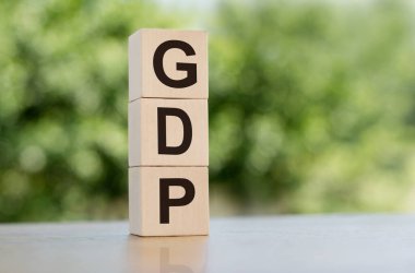 Finans Konsepti, GSYİH veya gayri safi yurtiçi hasıla masadaki ahşap blok