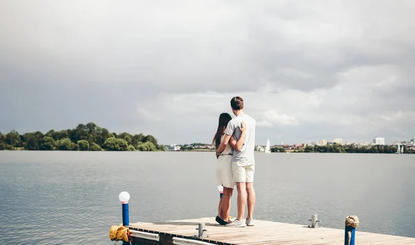 Lovers Står Piren Och Titta Sjön Och Staden Älskare Koppla — Stockfoto