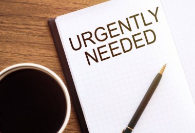 Kelime yazma metnine acilen ihtiyaç var. Zorlayıcı ya da acil eylem ya da dikkat gerektiren iş konsepti