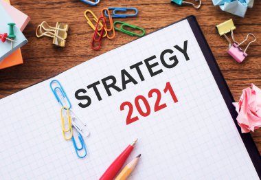 Masada dizinleri, renkli ataçları ve buruşuk kağıtları olan metin stratejisi 2021 'in olduğu defter..
