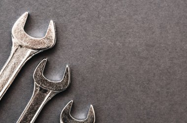 Gri arkaplanda yeni anahtarlar, metin için boşluk olan üst görünüm. Tesisat araçları