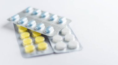 İlaç kapsülü dozu, tıbbi, ilaç ve sağlık konsepti için beyaz arka planda su toplayan antibiyotik ve ağrı kesici ilaçlar oluşturur..