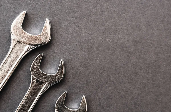 Gri arkaplanda yeni anahtarlar, metin için boşluk olan üst görünüm. Tesisat araçları