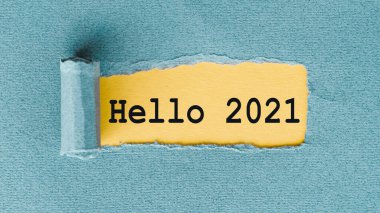 Yırtık ve yırtık kağıt altında yazılmış 2021 kelime.