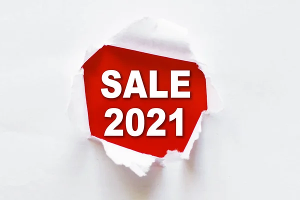 Üzerinde Satış 2021 Yazan Beyaz Yırtık Kağıt — Stok fotoğraf