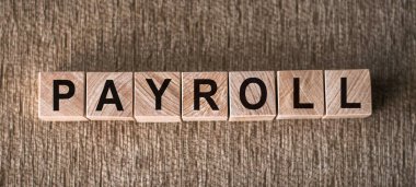 Kahverengi bir arka planda tahta bloklara yazılmış Ödeme Sözcüğü.