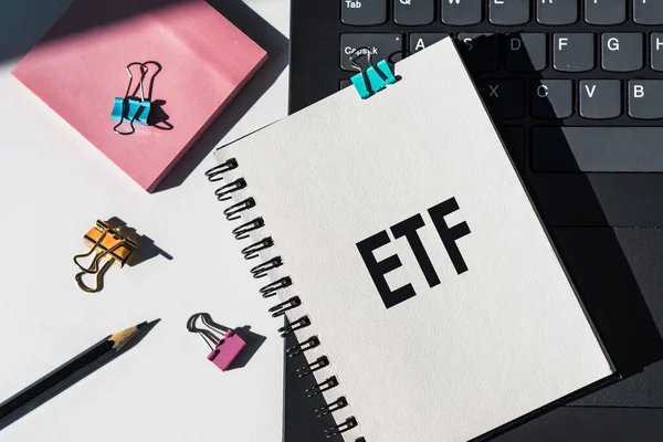Etf Exchange Traded Fund 도구와 노트가 노트북에 — 스톡 사진
