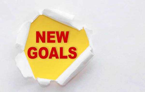 흰색찢어진 종이의 노란색 배경에 New Goals 글자가 목표와 — 스톡 사진