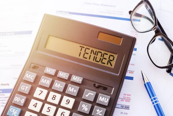 Word Tender Στην Οθόνη Μιας Αριθμομηχανής Για Οικονομικά Έγγραφα Επιχειρηματική — Φωτογραφία Αρχείου