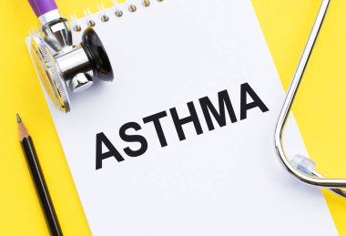 Astım. Stetoskop kullanarak tıbbi bir deftere metin yazmak.