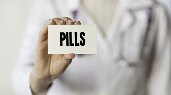 Médico Sosteniendo Una Tarjeta Con Palabra Texto Pills Concepto Médico — Foto de Stock