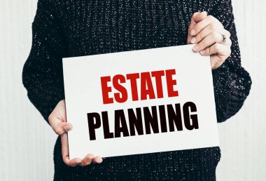 Emlak planlaması hakkında yazılar yazıyorum. Sigorta yatırımı emeklilik planı için iş konsepti. Beyaz kağıt tutan kadın.