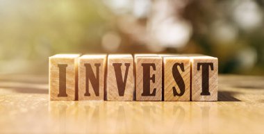 Tahta küplere yatırım yap. Tasarruf ve yatırım sektörü finansal konsepti.