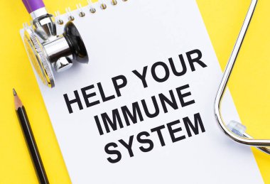 Sarı arkaplanda bağışıklık sistemini güçlendirmek için metin içeren sağlık kartı