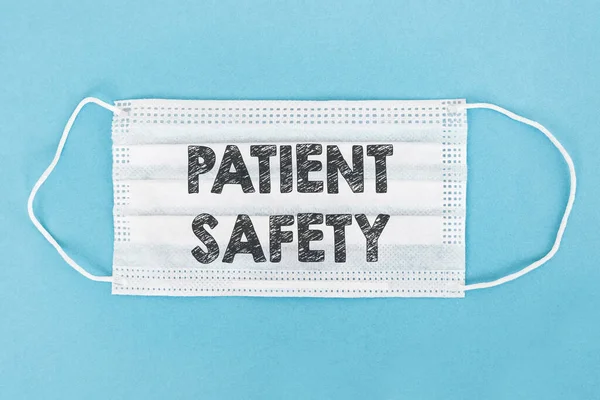 Ιατρική Μάσκα Προσώπου Κείμενο Ασφαλειασ Patient Μπλε Φόντο — Φωτογραφία Αρχείου