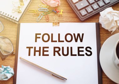 Ofis masasındaki deftere yazılan Kuralları Takip Et