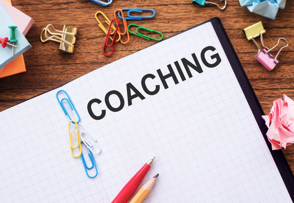 Надпись на белой бумаге с офисными инструментами на деревянном фоне