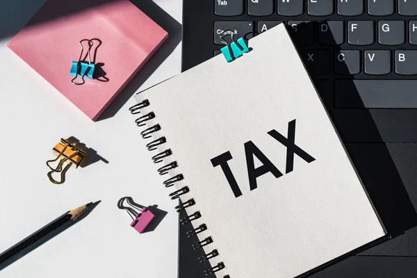 Notebook Nástroji Poznámkami Tax Leží Notebooku Finanční Podnikatelský Koncept — Stock fotografie