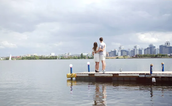 Amantes Ficam Cais Olham Para Lago Cidade Amantes Relaxam — Fotografia de Stock