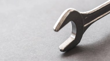 Gri arkaplandaki İngiliz anahtarının yakın çekimi. Hizmet konsepti fotoğrafı