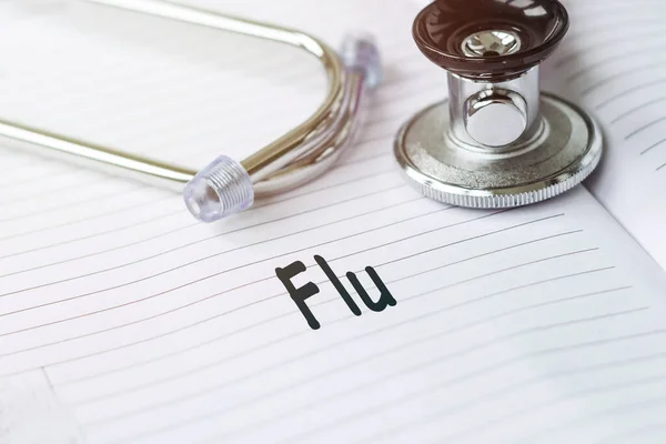 Flu Texto Una Tarjeta Médica Junto Estetoscopio Pluma — Foto de Stock