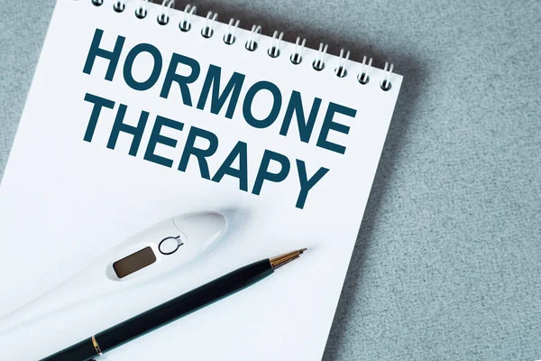 带温度计和钢笔的空白笔记本放在桌上 Hormone Therapy Text — 图库照片