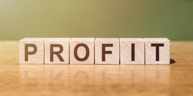 Tahta masadaki tahta bloklara yazılan kâr sözcüğü. Tasarımınız için kavram