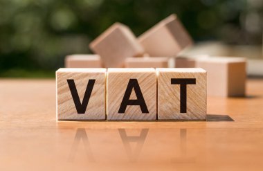 Arkaplanda bir sürü küp olan tahta küplerin tepesi. Mali konsept