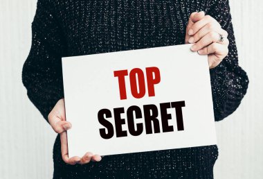 Gizli mesajlı bir kart tutan kız..