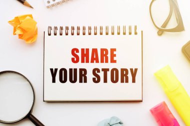 Hikayeni ofis araçlarıyla birlikte beyaz masadaki defterde paylaş.