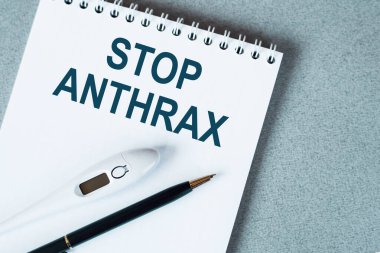 Mor arkaplanda steteskop ve sarı listeli metin ANTHRAX